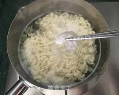 Make Spicy beef sauce noodles step 3