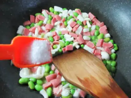 Make Seafood mushrooms with fresh intestines and beans step 5