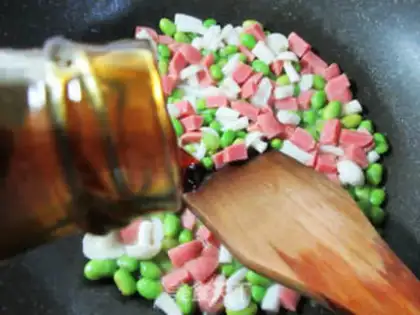 Make Seafood mushrooms with fresh intestines and beans step 6
