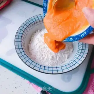 Make Pumpkin red sugar triangle step 5