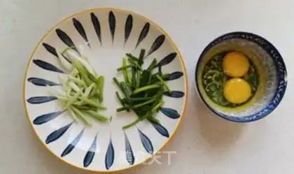 Make Scrambled eggs step 1