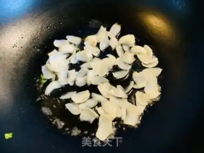 Make Pyramid lily with broccoli step 2