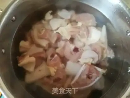 Make Chicken Leg soup from Worm Herbs Mountain step 1
