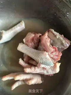 Make Chicken bones, pine radish soup step 0