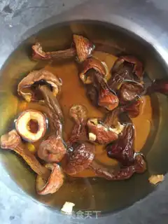 Make Chicken bones, pine radish soup step 1
