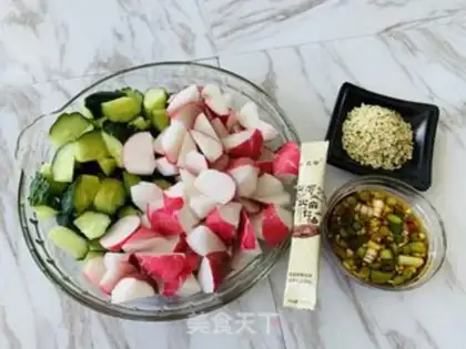 Make Pyramid cucumber with little carrots step 0