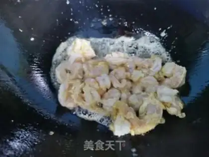 Make Tomato eggs and shrimp step 4