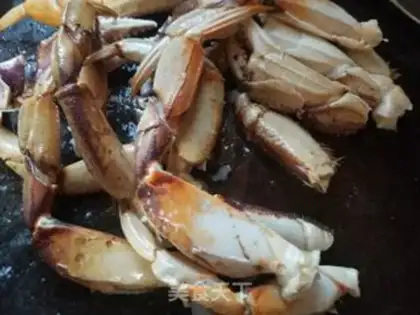 Make Ginger onions fried crabs step 1