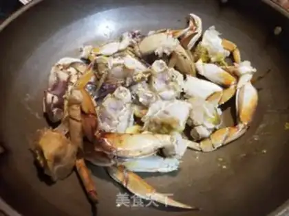 Make Ginger onions fried crabs step 7