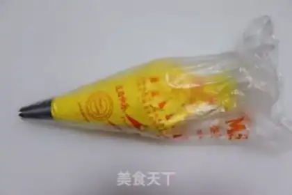 Make Witch hat cake step 10