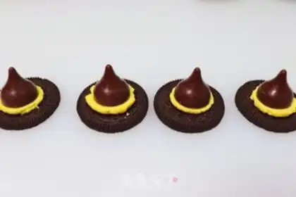 Make Witch hat cake step 12