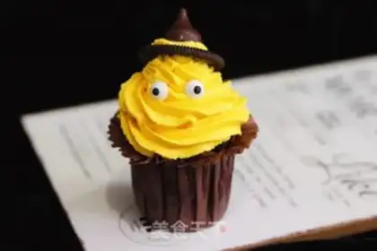Make Witch hat cake step 13