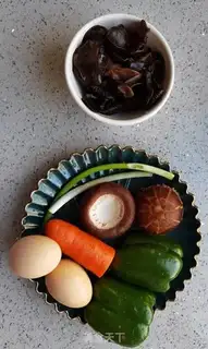 Make Fish fried eggs and noodles step 1