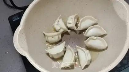 Make Quick-fried dumplings step 1