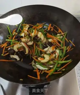 Make Fish fried eggs and noodles step 8