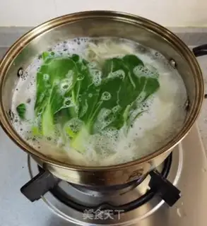 Make Fish fried eggs and noodles step 12