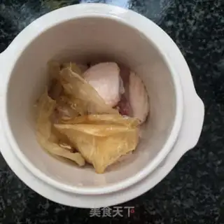 Make Chicken soup with abalone egg glue step 3