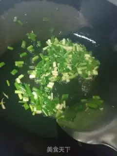 Make Onion eggs, fried rice step 1