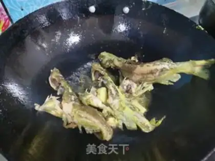 Make Yellowfish mushroom soup step 1