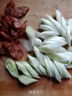 Make Onion fried sausage step 1