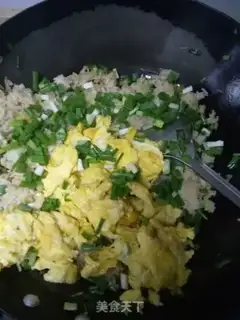 Make Onion eggs, fried rice step 4