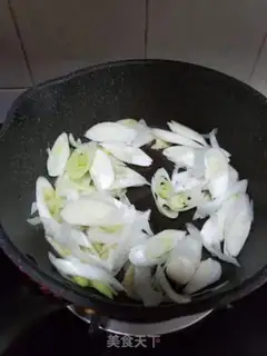 Make Onion fried sausage step 3