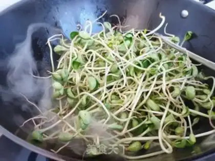 Make Five flowers and black bean sprouts step 4