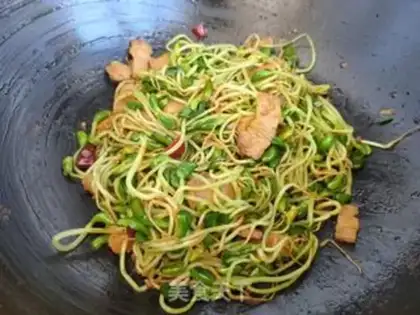 Make Five flowers and black bean sprouts step 5