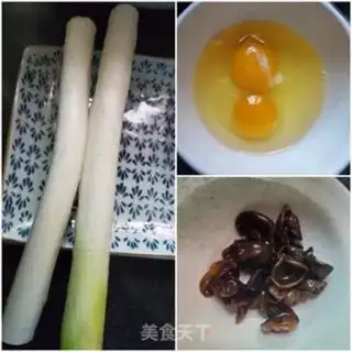 Make Onion fried eggs, Black Muir step 0