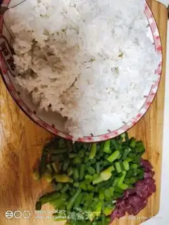 Make Beef and garlic fried rice step 0