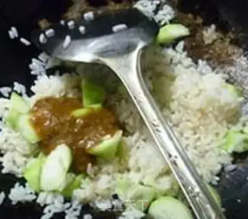 Make Curry sauce, melon shrimp fried rice step 7