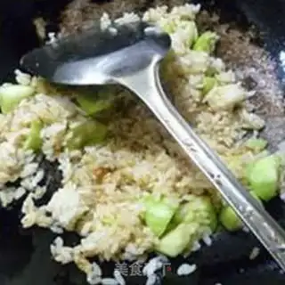 Make Curry sauce, melon shrimp fried rice step 8