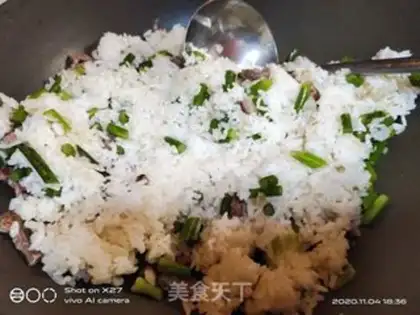 Make Beef and garlic fried rice step 3