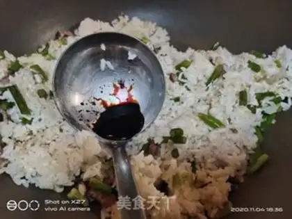 Make Beef and garlic fried rice step 4