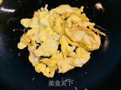Make Pyramid lilies fried eggs step 1