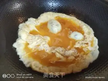 Make Garlic fried eggs step 1