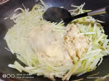 Make Garlic fried eggs step 3
