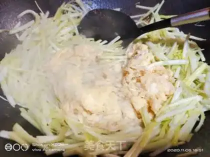 Make Garlic fried eggs step 4