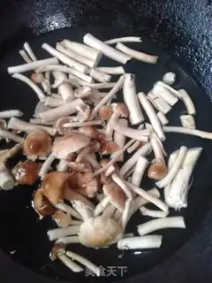 Make A dry pot of tea and mushrooms step 1