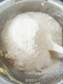 Make Sweet bee cookies step 3
