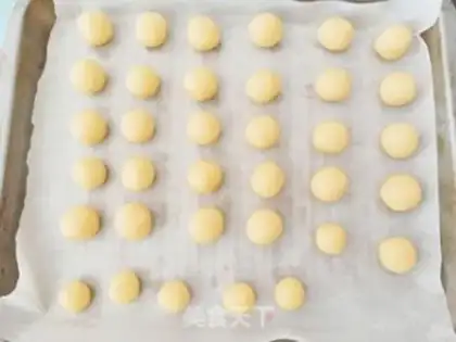 Make Sweet bee cookies step 5