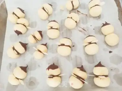 Make Sweet bee cookies step 7