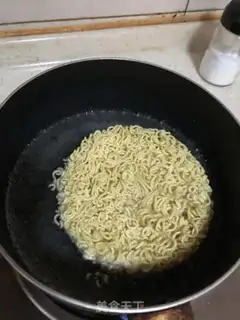 Make Beanie ham and ramen step 0