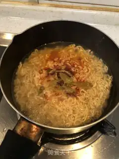 Make Beanie ham and ramen step 1
