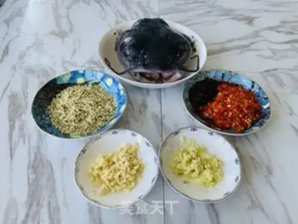 Make Pyramid chopping fish head step 0