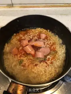 Make Beanie ham and ramen step 2