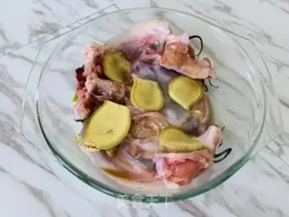 Make Pyramid chopping fish head step 1