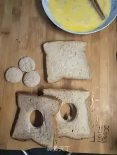 Make Fruit yogurt-chip toast step 1