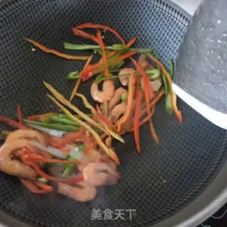 Make Spicy shrimp for pumpkin noodles step 10