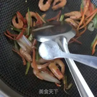 Make Spicy shrimp for pumpkin noodles step 11
